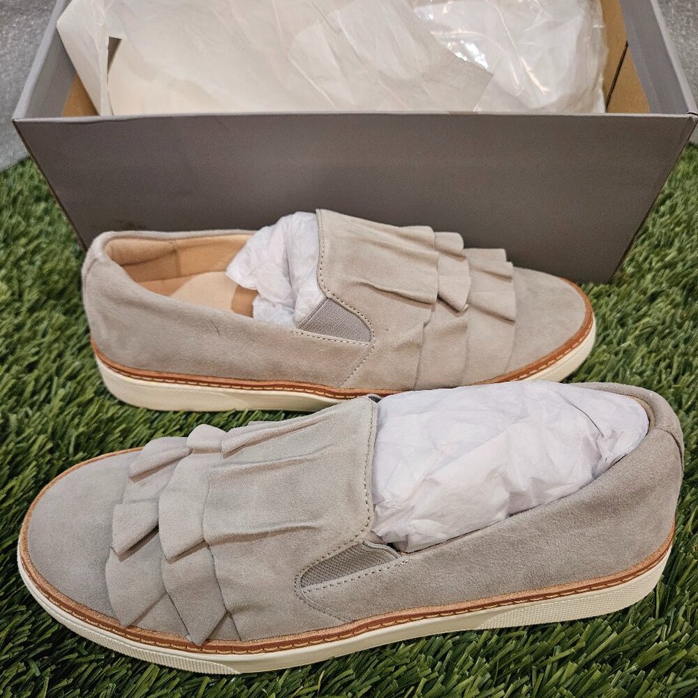 Vionic Women’s Mahalo Slip-On Sneakers – Light Grey Suede – Size 5M – NIB 👟✨